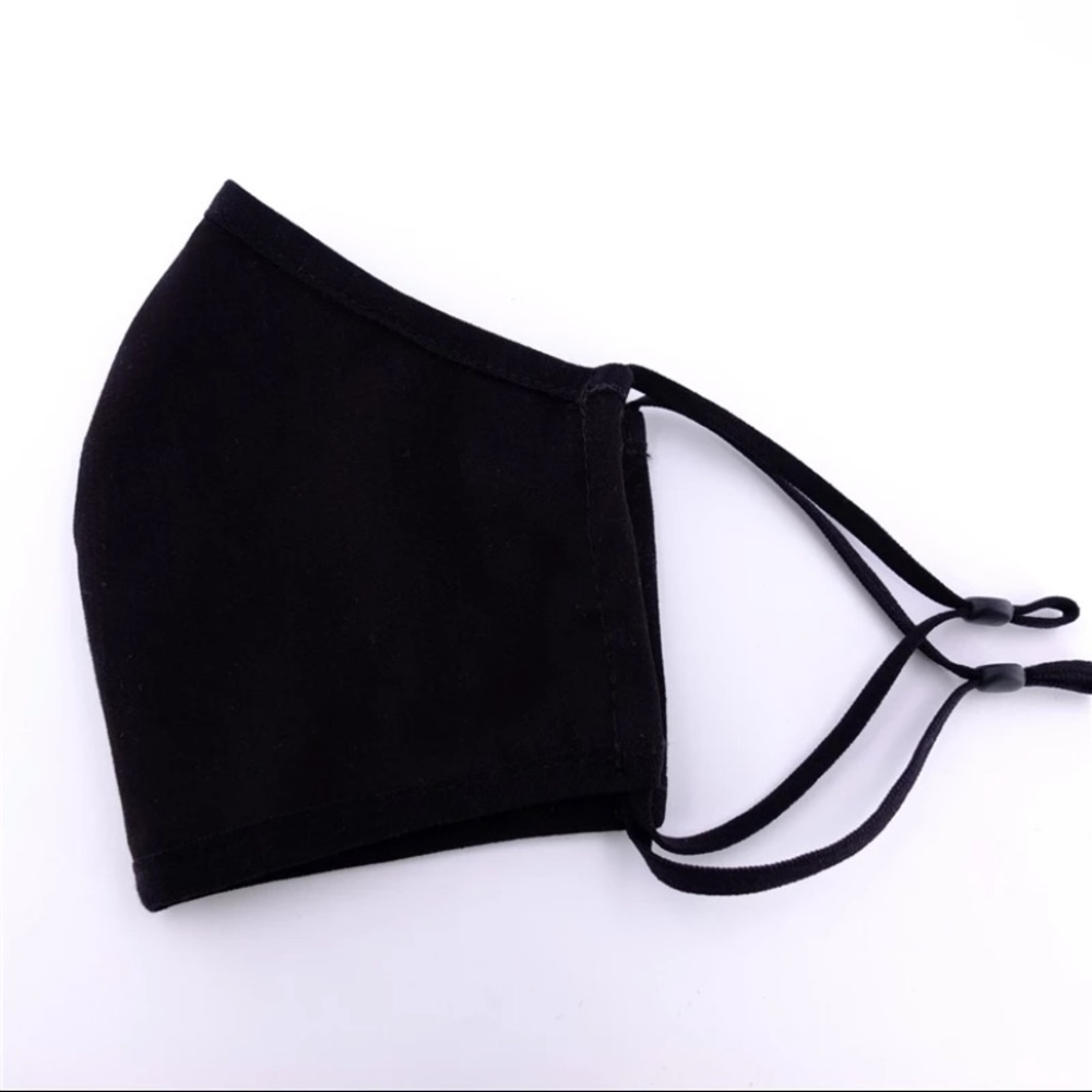 Cotton mask with adjustable earloops.